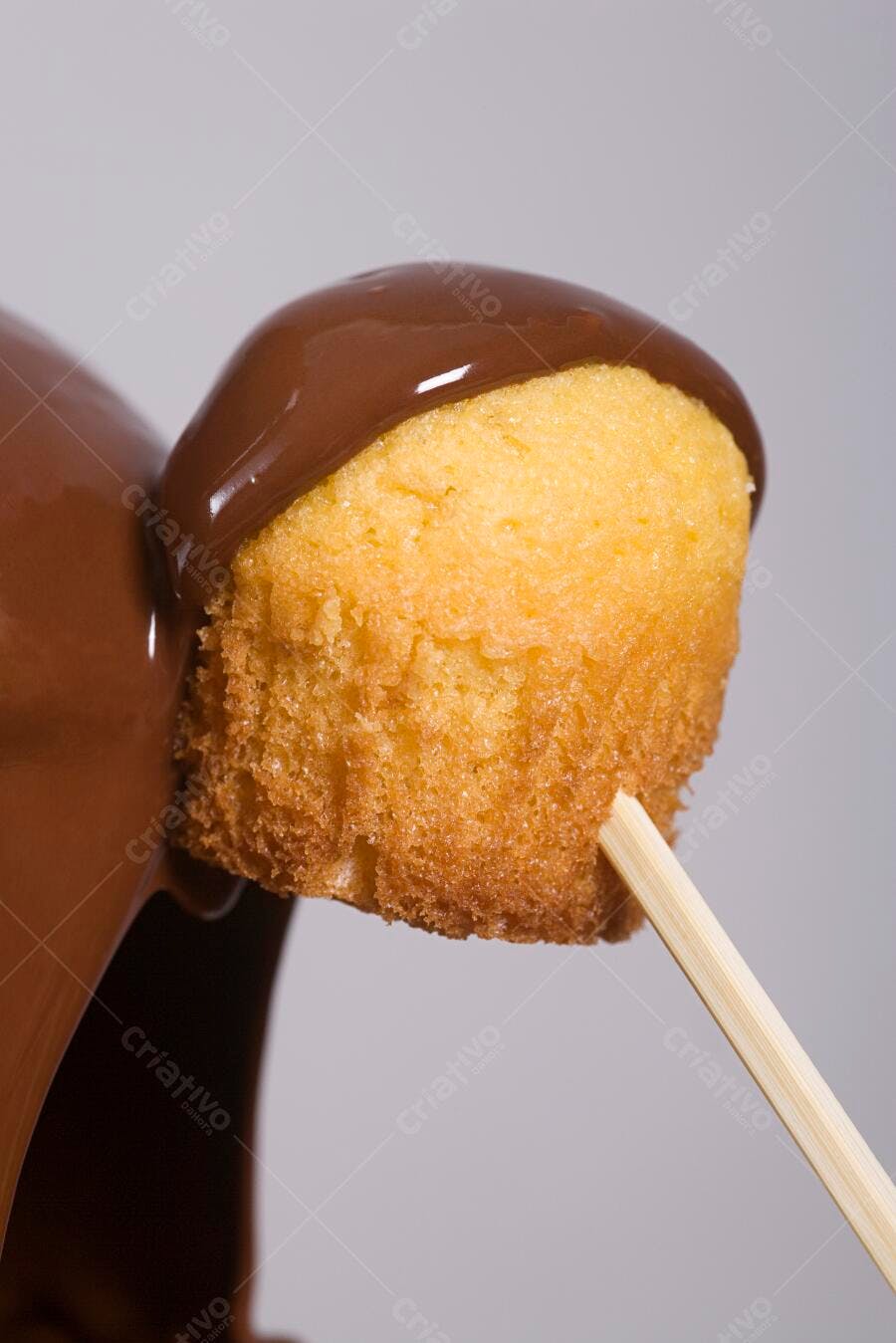 Bolo no palito coberto com chocolate