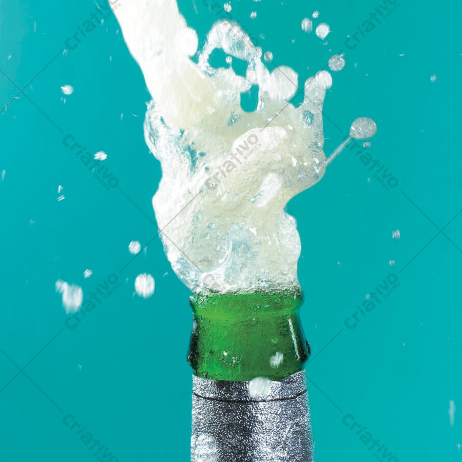 Garrafa de Cerveja Explodindo Espuma
