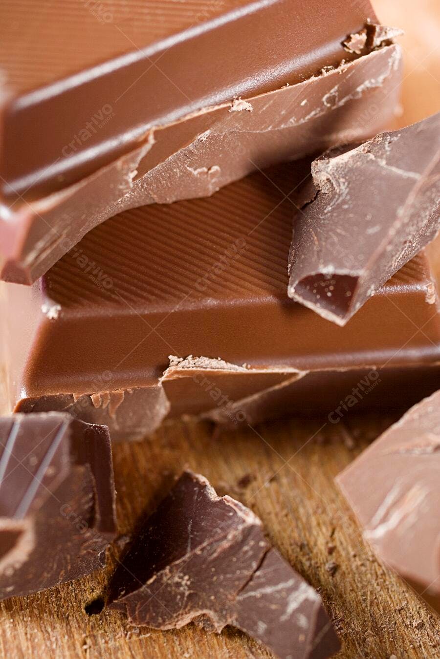 Chocolate amargo pedaços sobre madeira