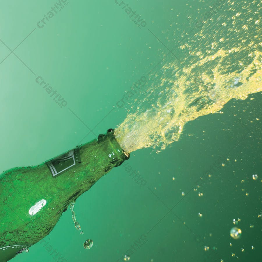 Garrafa de cerveja verde espirrando líquido amarelo