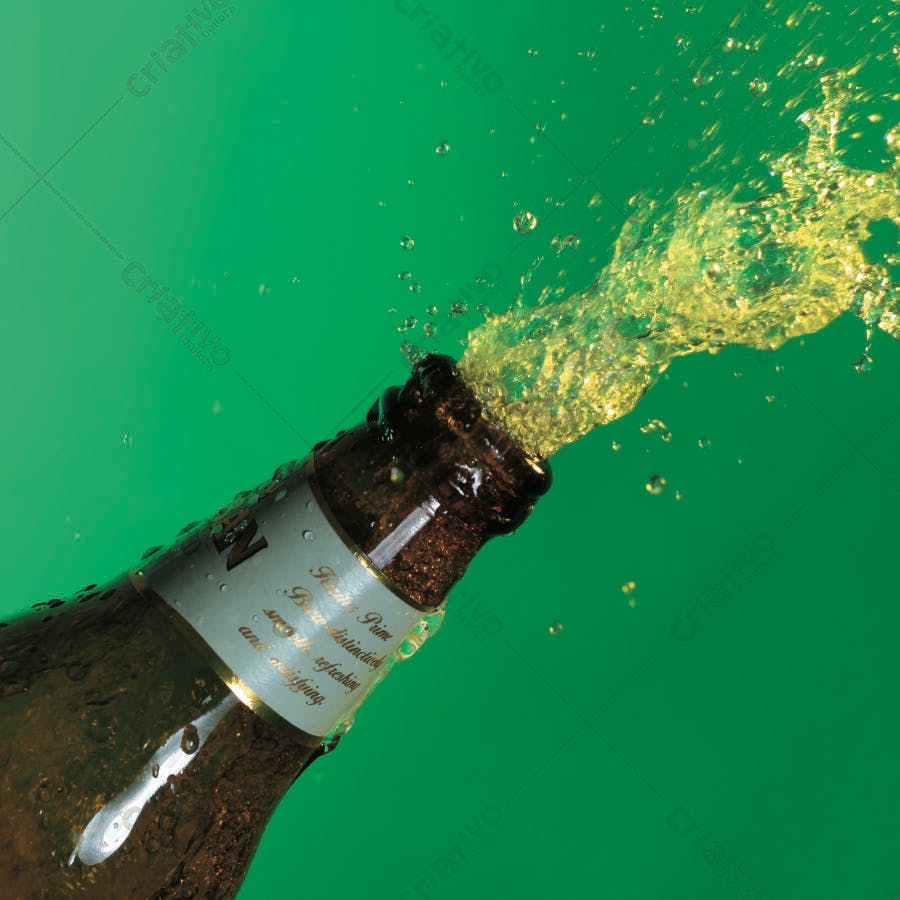 Cerveja sendo derramada fundo verde