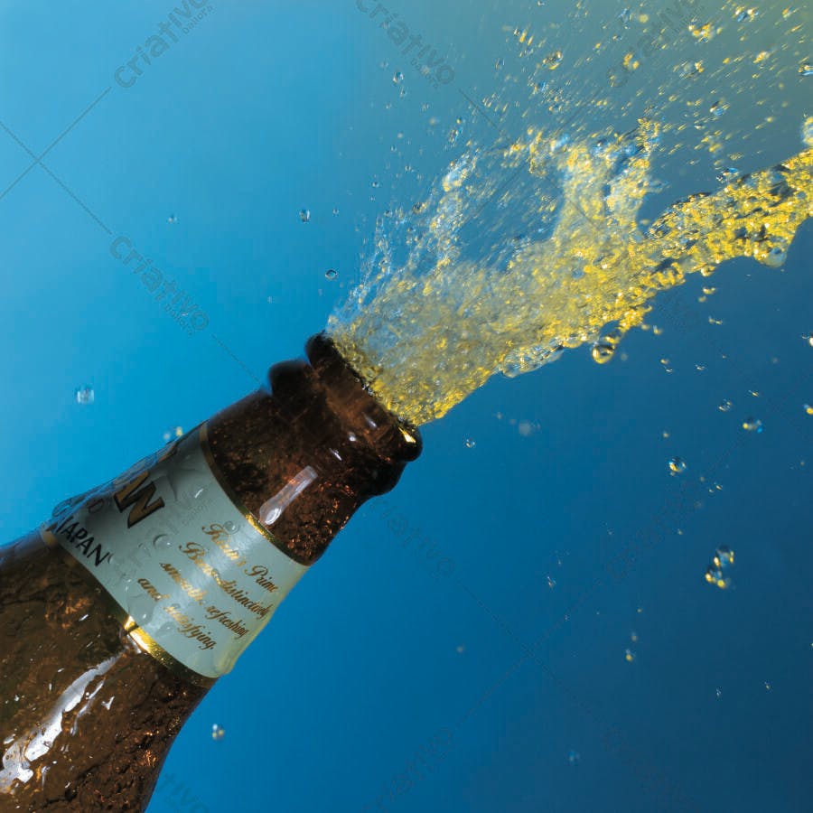 Garrafa de cerveja explodindo em fundo azul