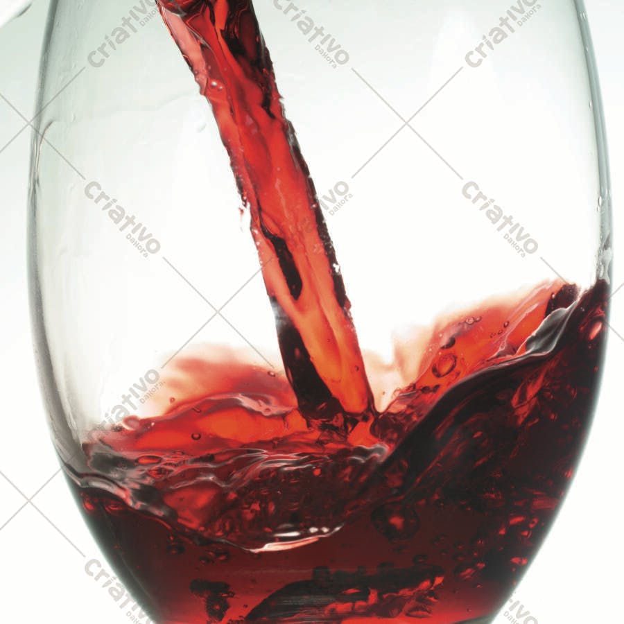 Vinho tinto sendo servido em taça