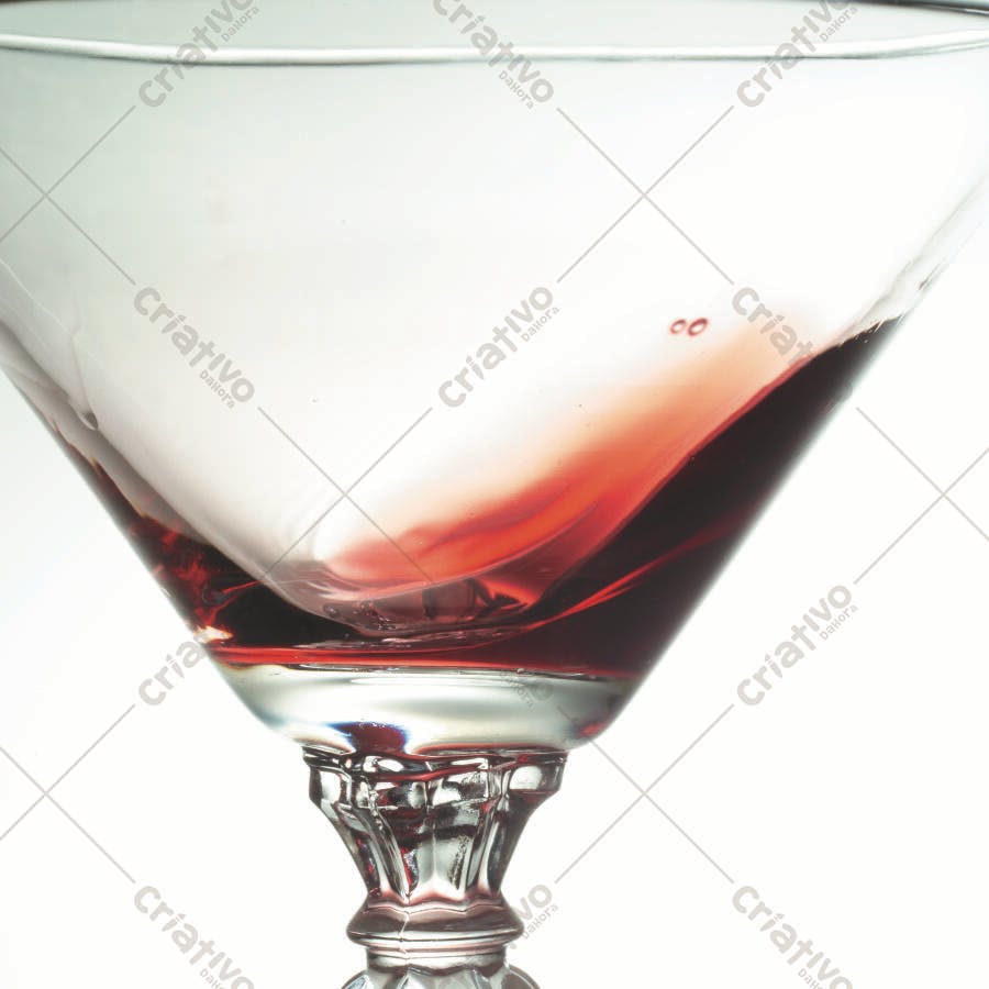 Taça de Martini com vinho tinto