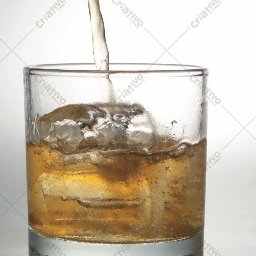 Whisky com gelo em copo de vidro