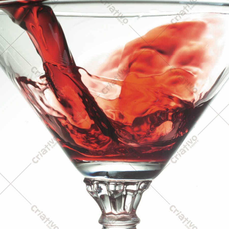Vinho tinto sendo servido em taça