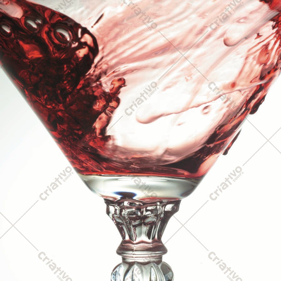 Vinho tinto em taça de cristal