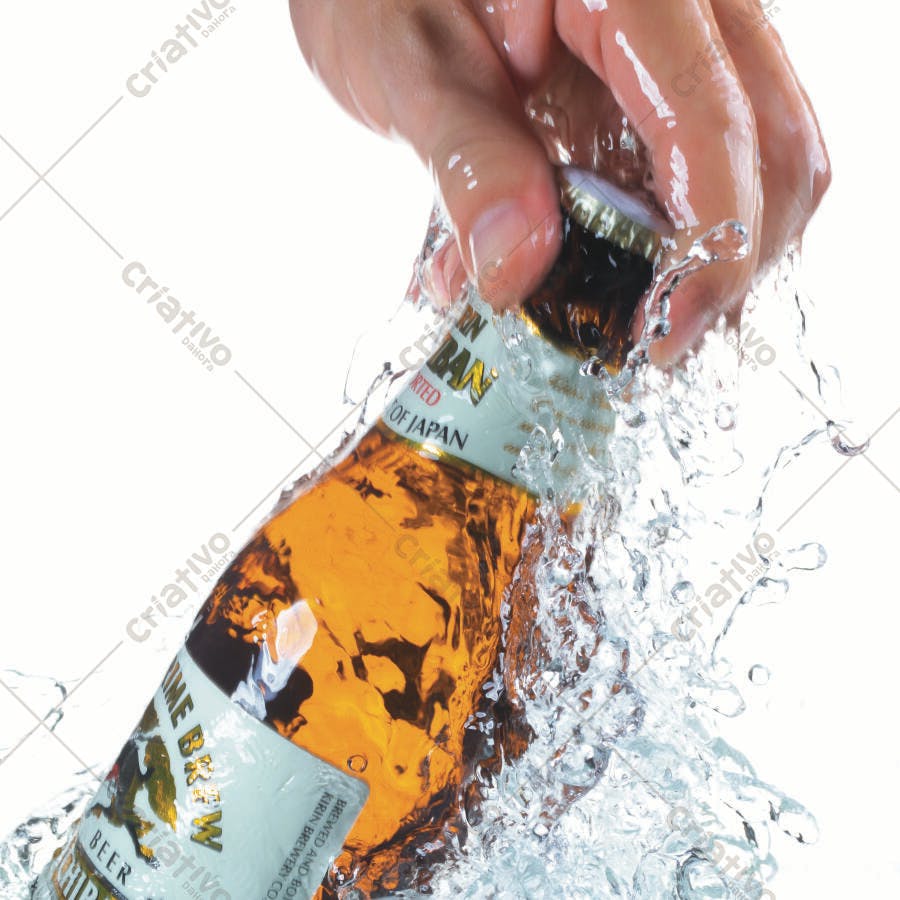 Garrafa de cerveja sendo mergulhada em água
