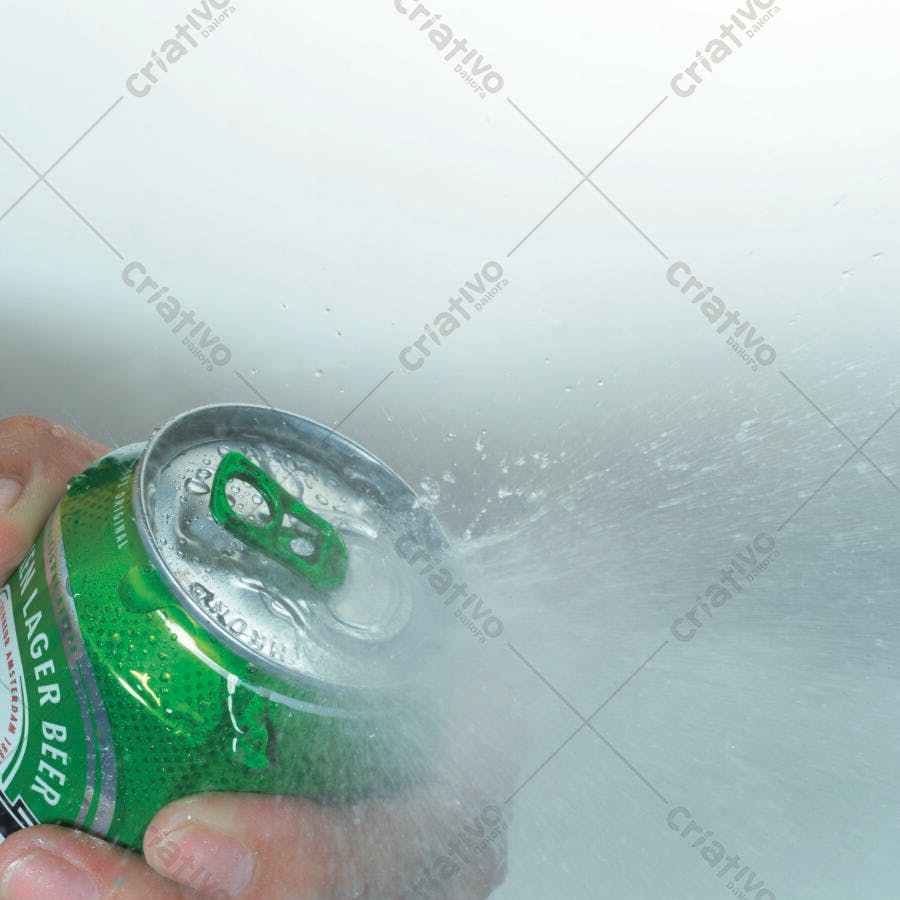Cerveja sendo aberta com respingos