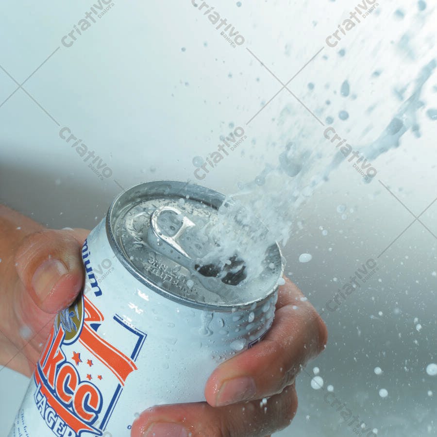 Lata de cerveja gelada sendo aberta
