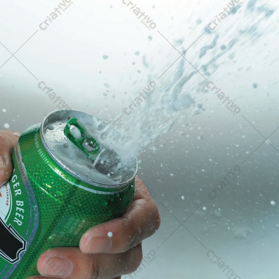 Cerveja explodindo de lata verde
