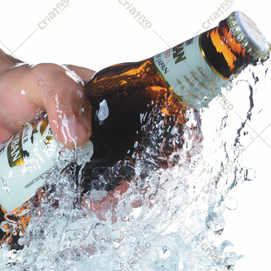 Garrafa de cerveja sendo mergulhada em água