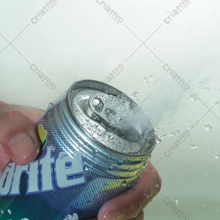 Refrigerante explodindo lata azul