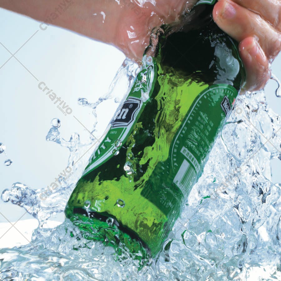 Garrafa de cerveja verde em água refrescante