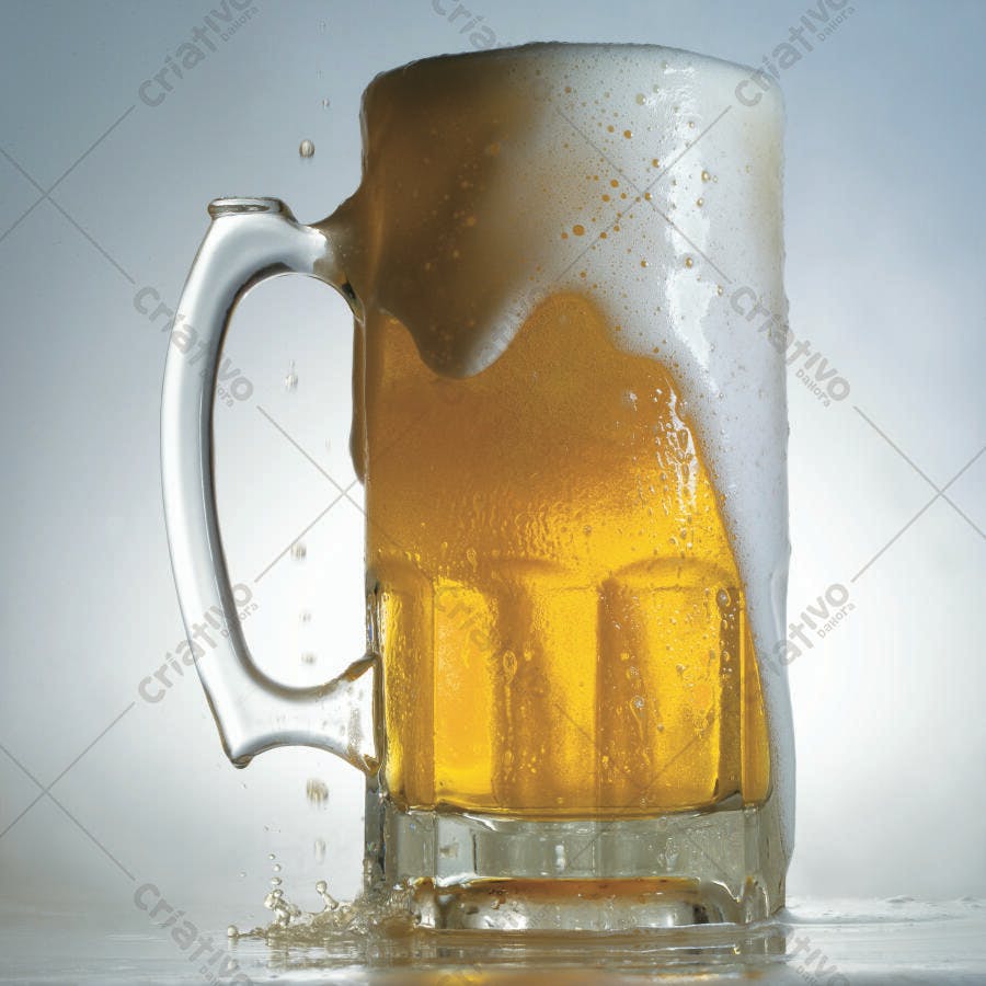Caneca de cerveja loira espumando
