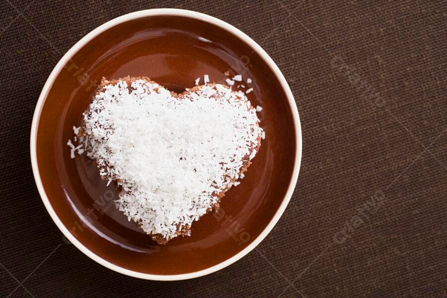Bolo de chocolate em formato de coração com coco