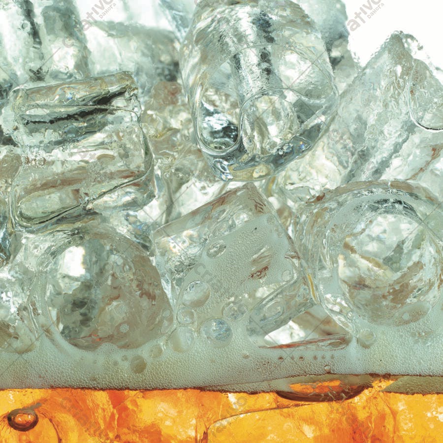 Cubos de gelo em bebida amarela