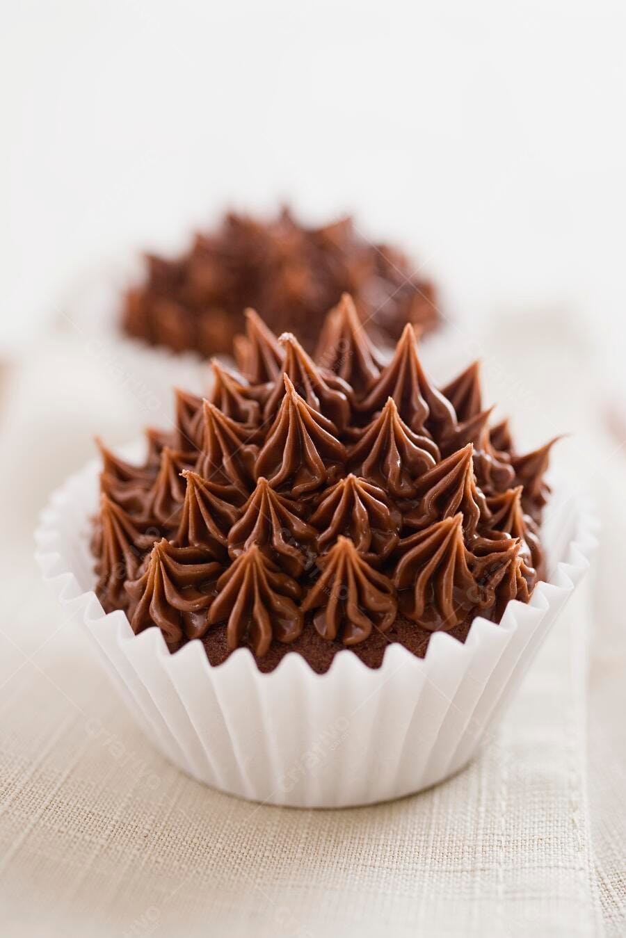Cupcake de chocolate com cobertura em formato de espinhos