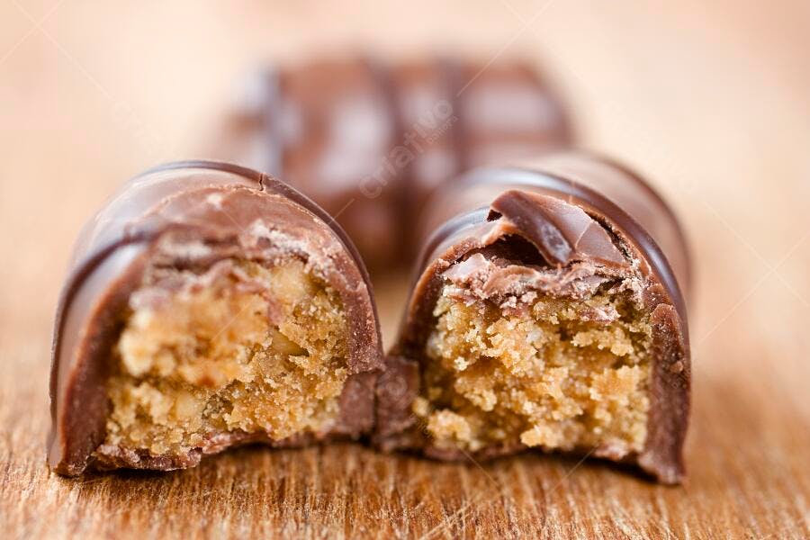 Doces de chocolate com recheio crocante