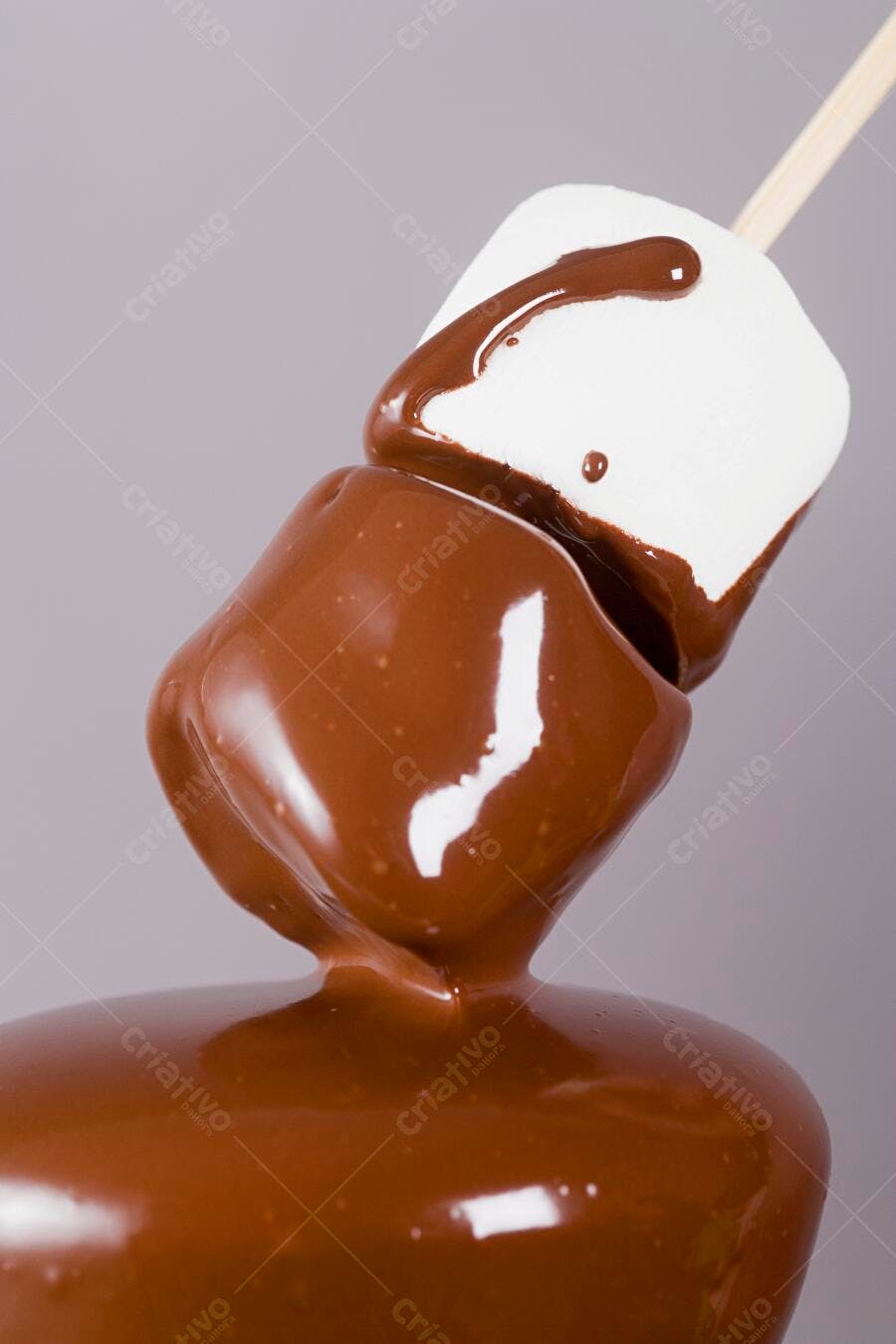 Marshmallows em chocolate derretido