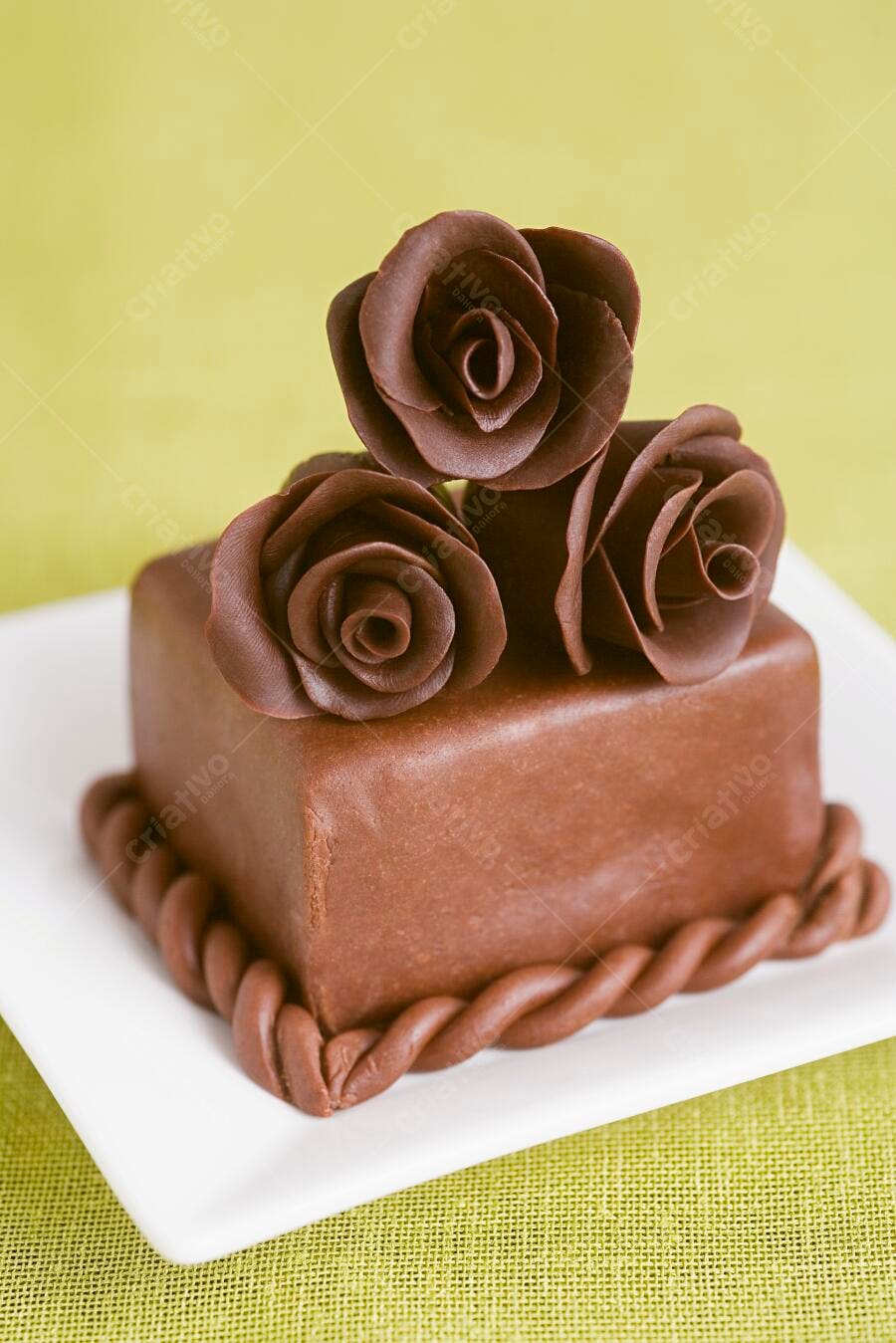 Bolo de chocolate com rosas de pasta americana