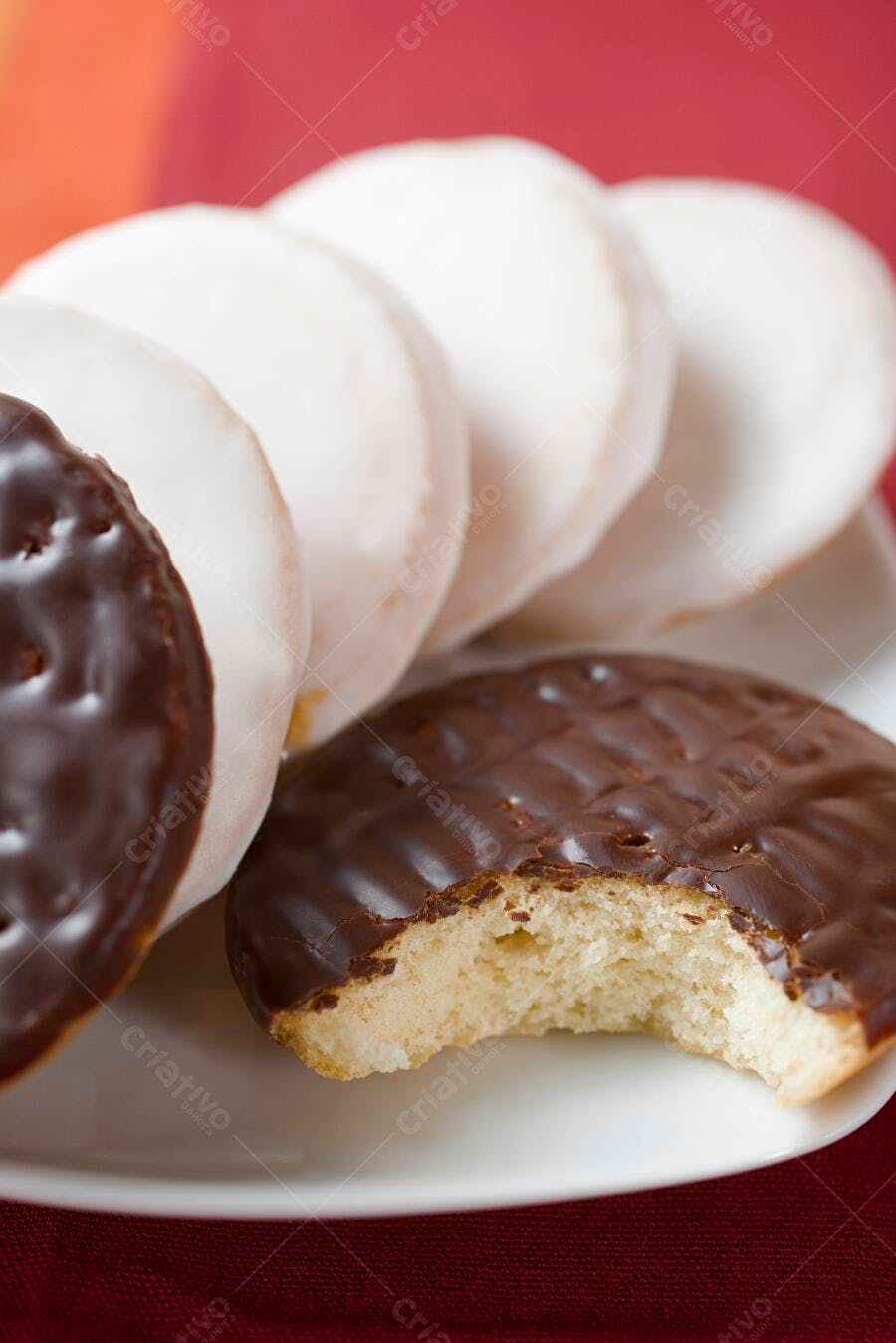 Biscoitos de chocolate e branco em prato