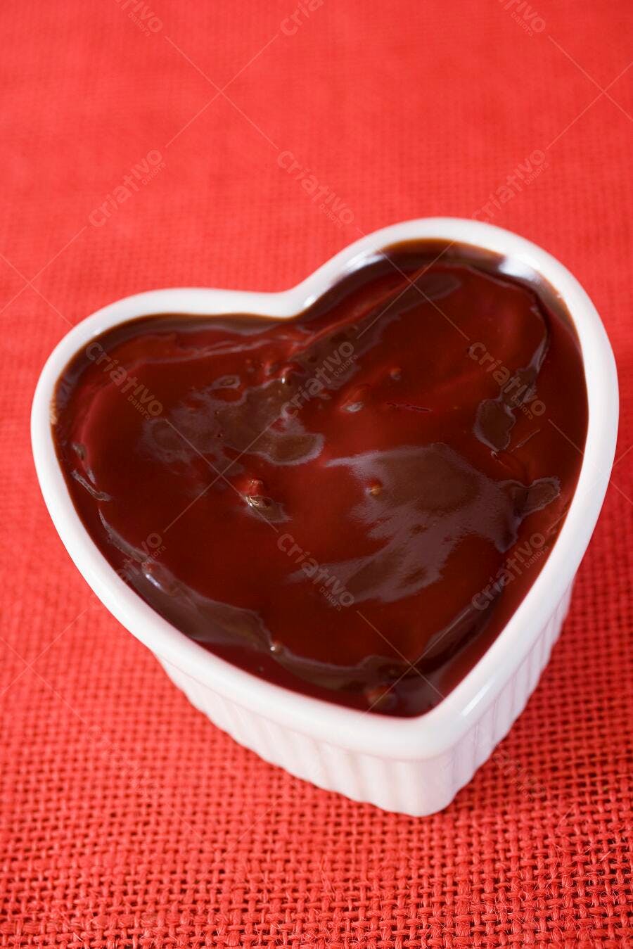 Molho de chocolate em forma de coração