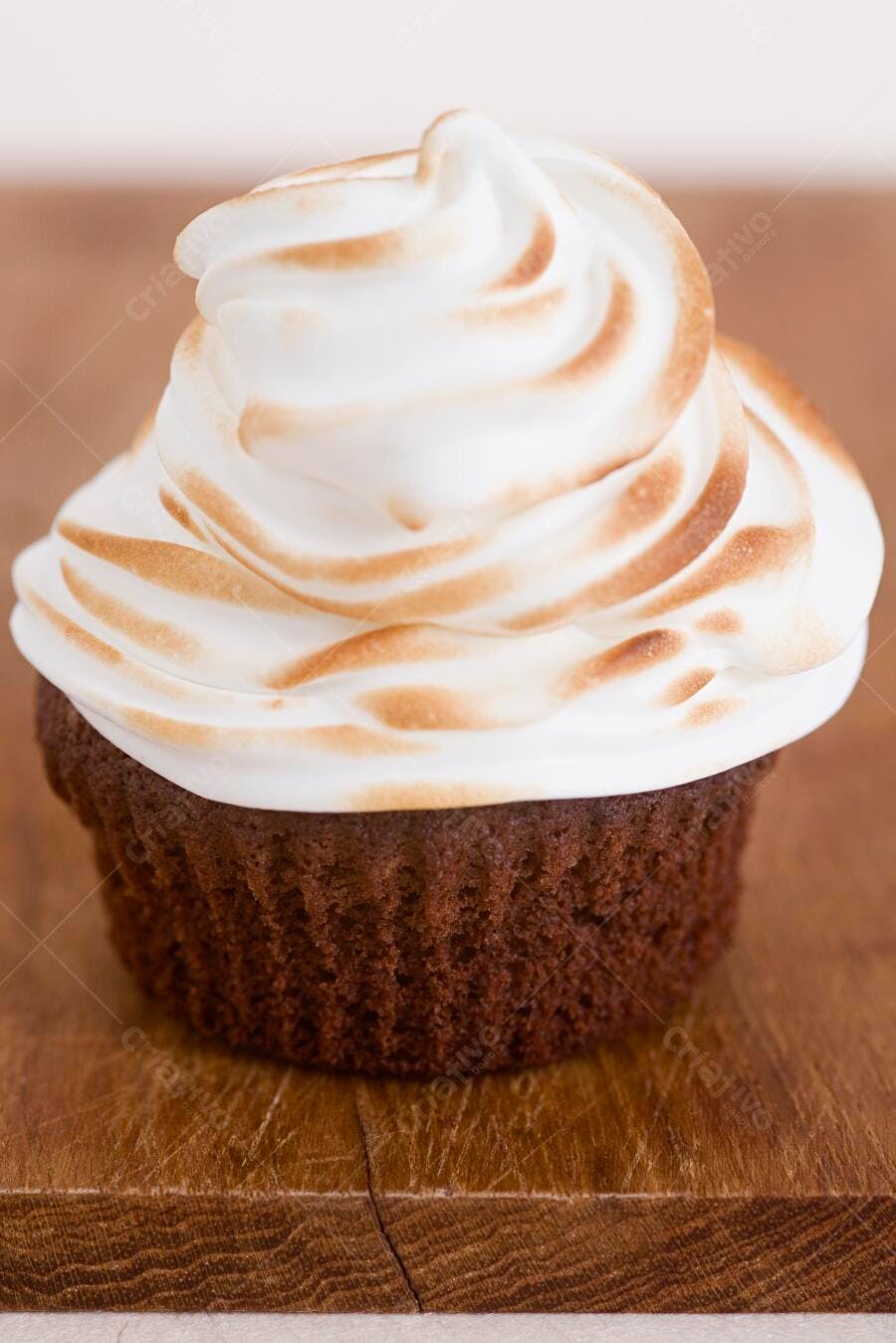 Cupcake de chocolate com merengue suíço