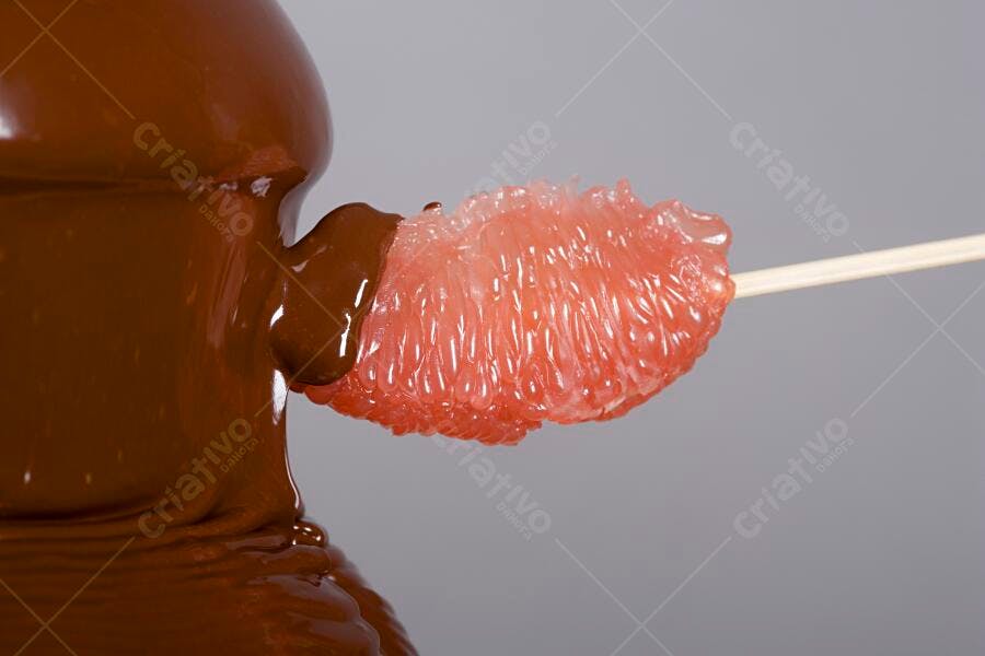 Pomelo em chocolate derretido