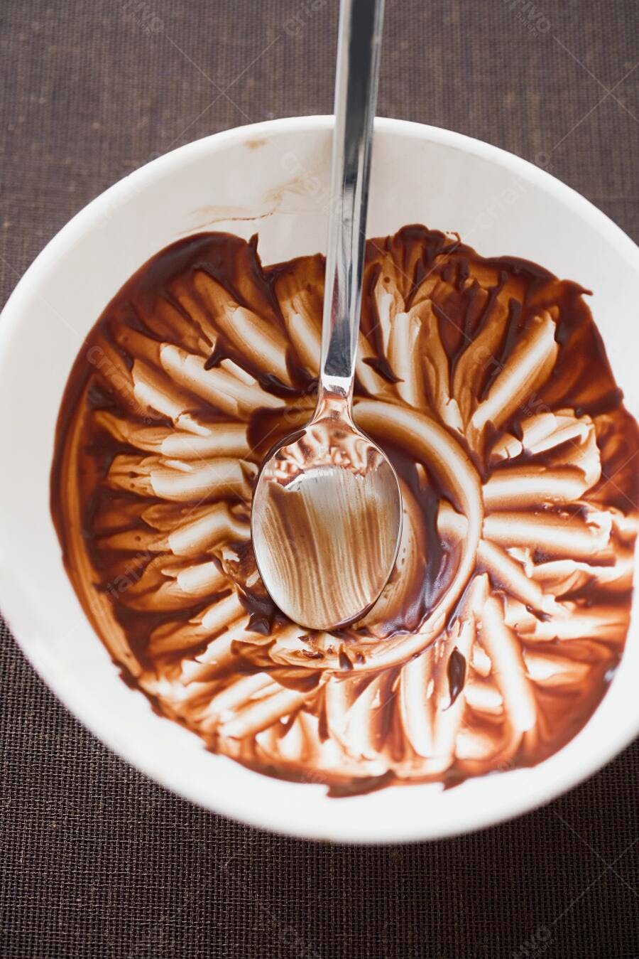 Tigela de chocolate derretido quase toda consumida