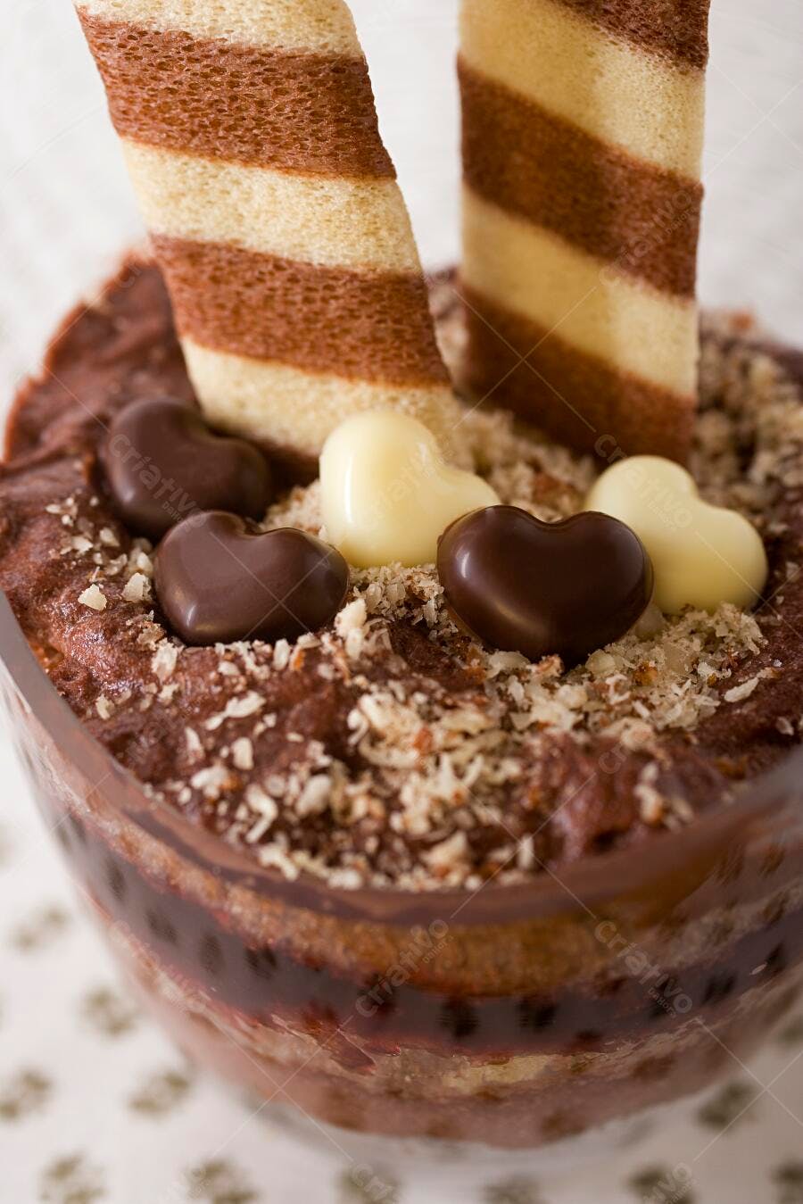 Sobremesa de chocolate com biscoitos e corações