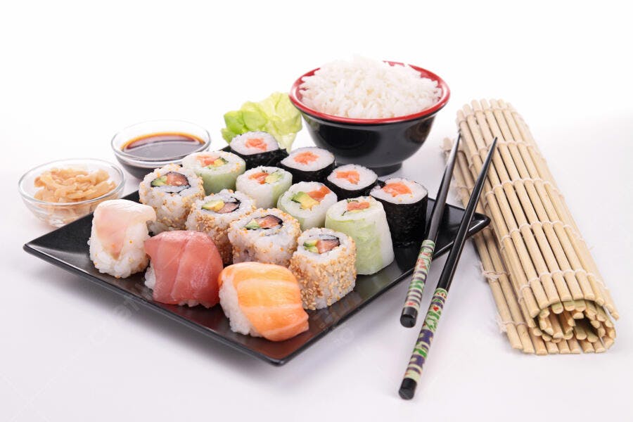 Prato de Sushi variado com arroz e molho