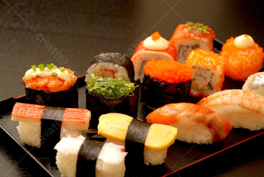 Variedade de Sushi em Prato Negro