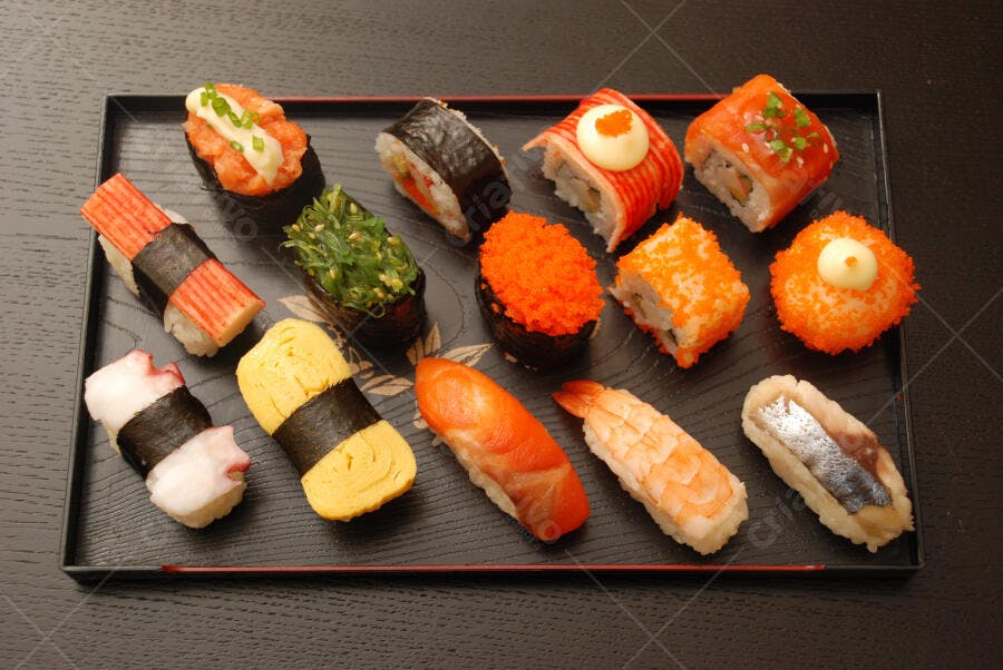 Variedade de Sushi em Bandeja Negra