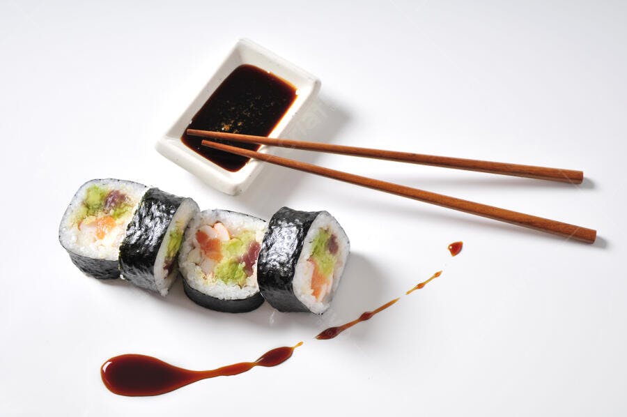Sushi delicioso com salmão e palitos