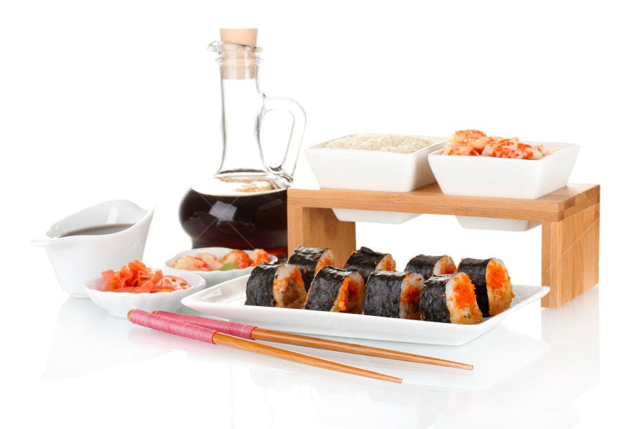 Sushi com acompanhamentos clássicos