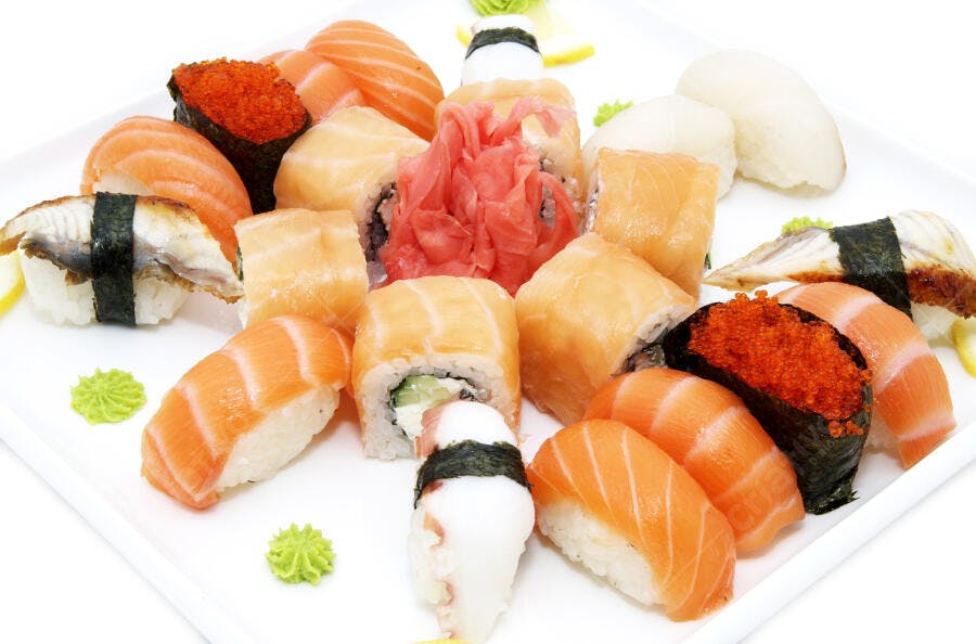 Prato de Sushi variado com salmão e gengibre