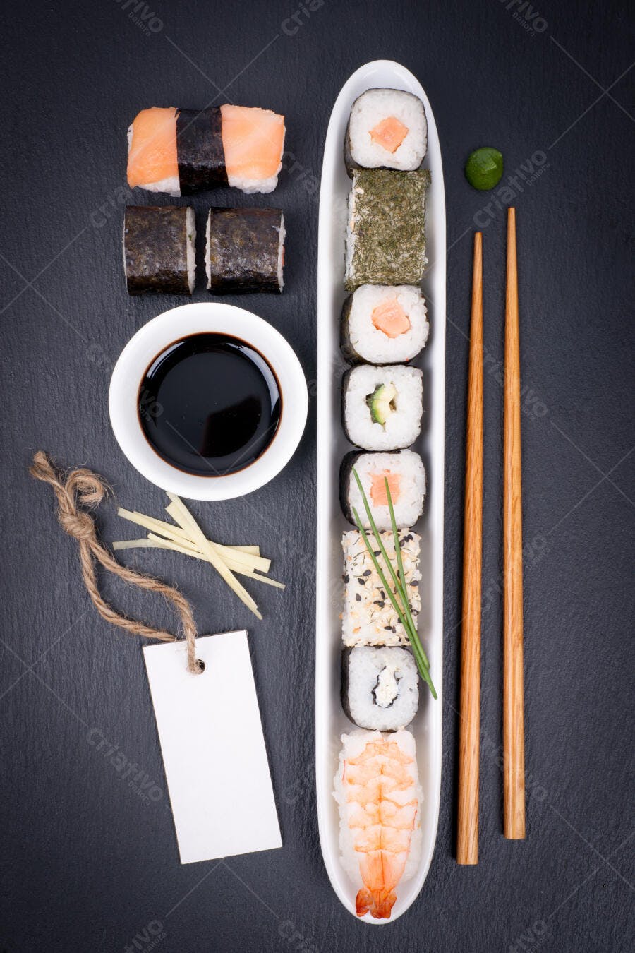 Sushi variado em prato branco com molho shoyu