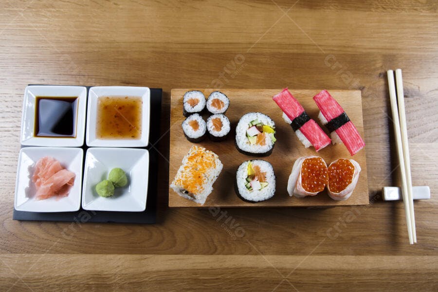 Sushi variado com molho e acompanhamentos