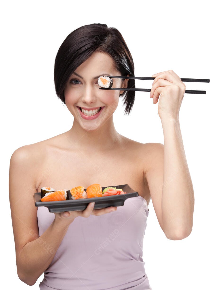 Mulher sorridente com sushi e hashi