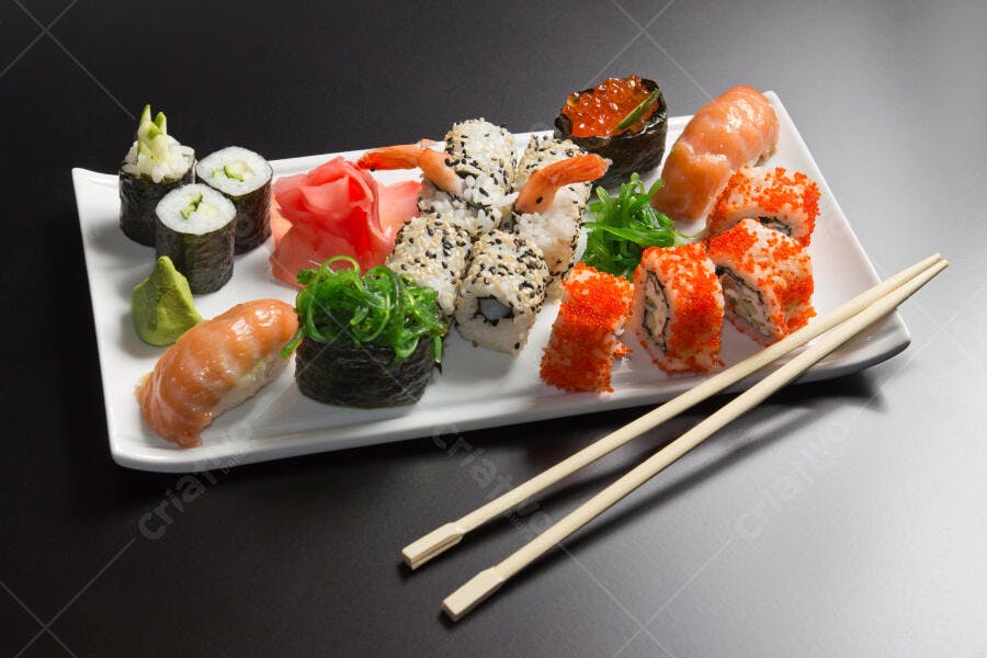 Prato de Sushi variado com salmão e camarão