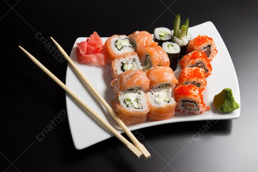Prato de Sushi com Salmão e Tobiko