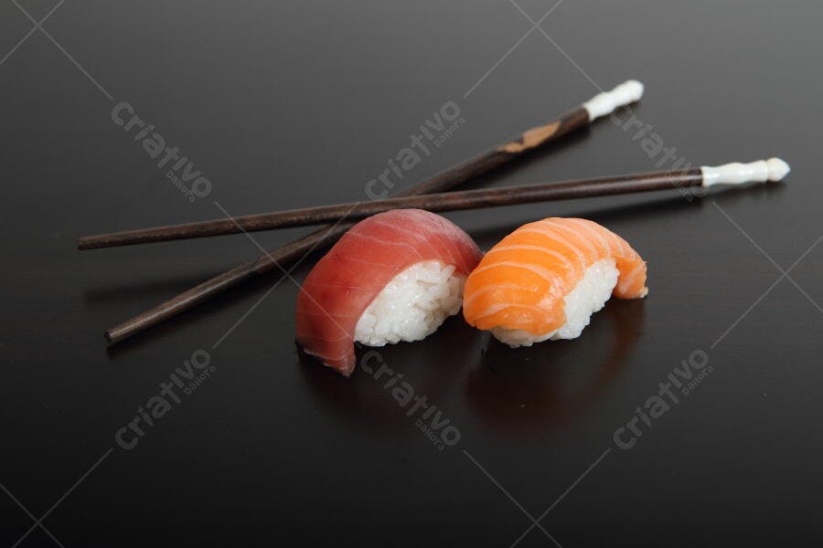 Nigiri de salmão e atum sobre fundo preto