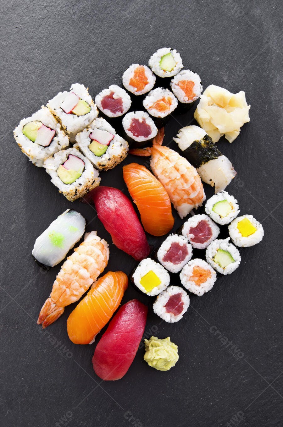 Variedade de Sushi Nigiri e Uramaki