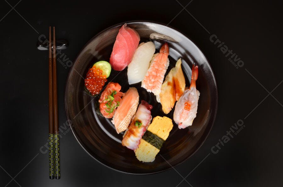 Prato de Sushi variado com frutos do mar