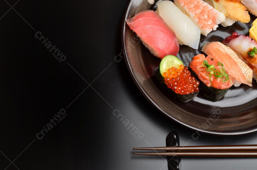 Prato de Sushi variado com salmão e caviar