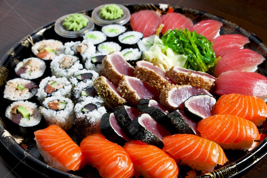 Bandeja de Sushi variada com salmão e atum