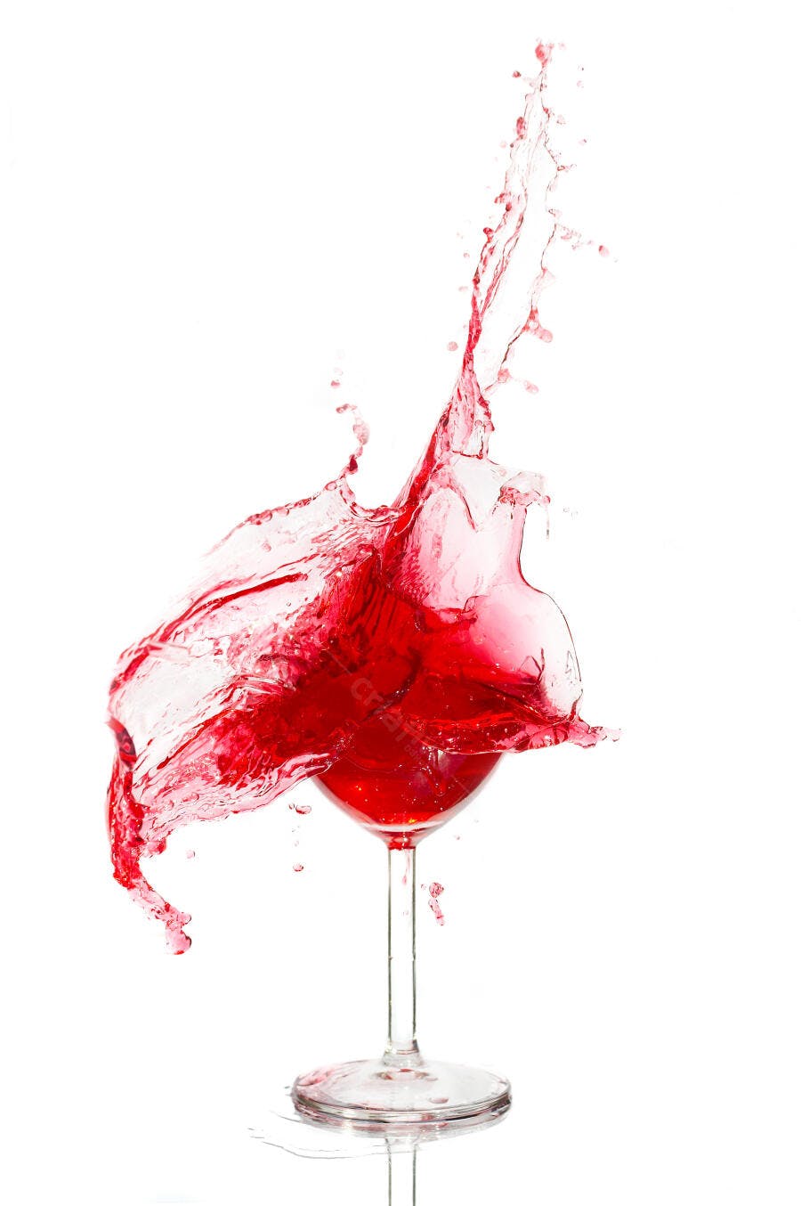 Vinho tinto em taça espirrando
