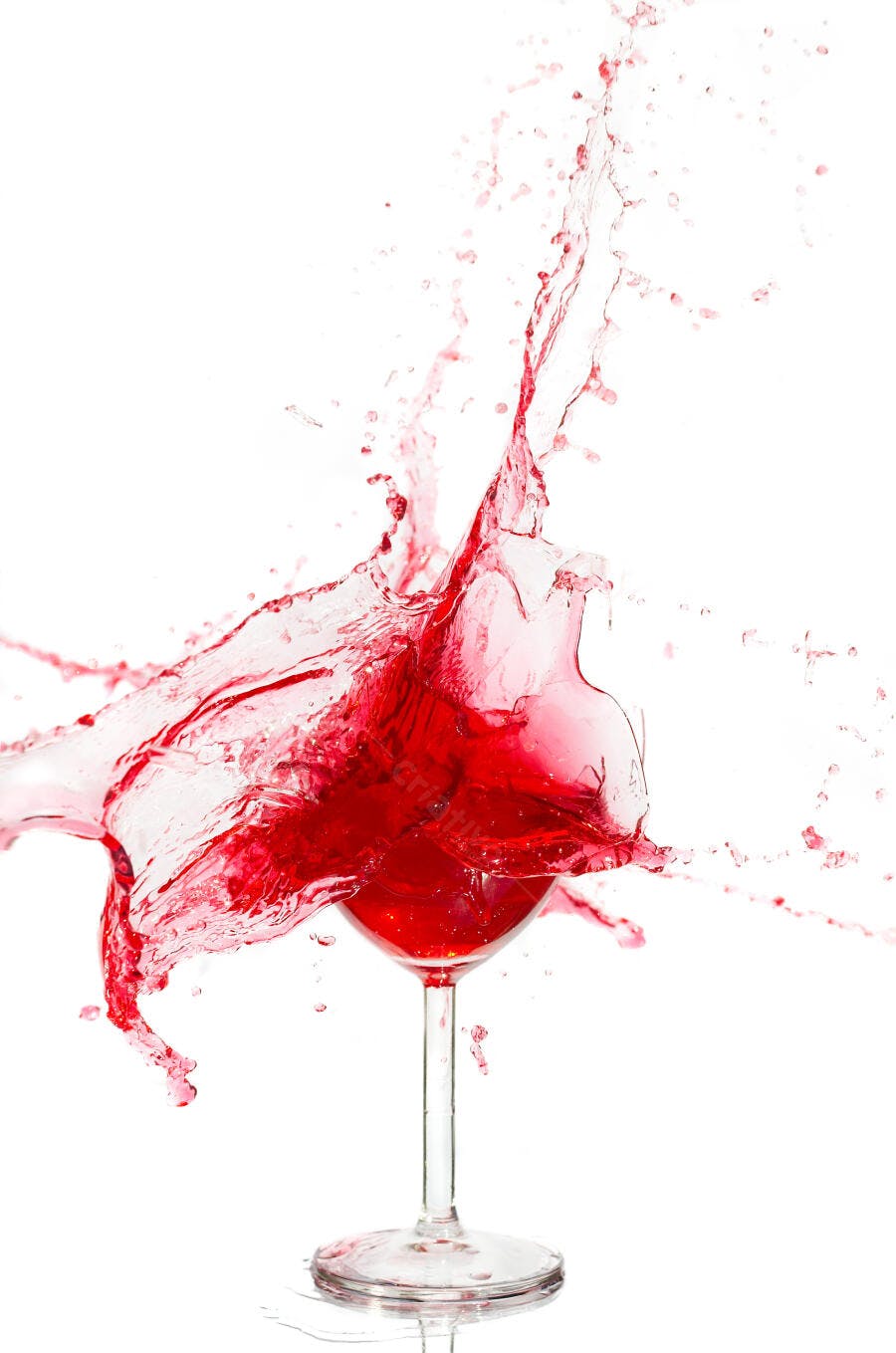 Vinho tinto espirrando em taça