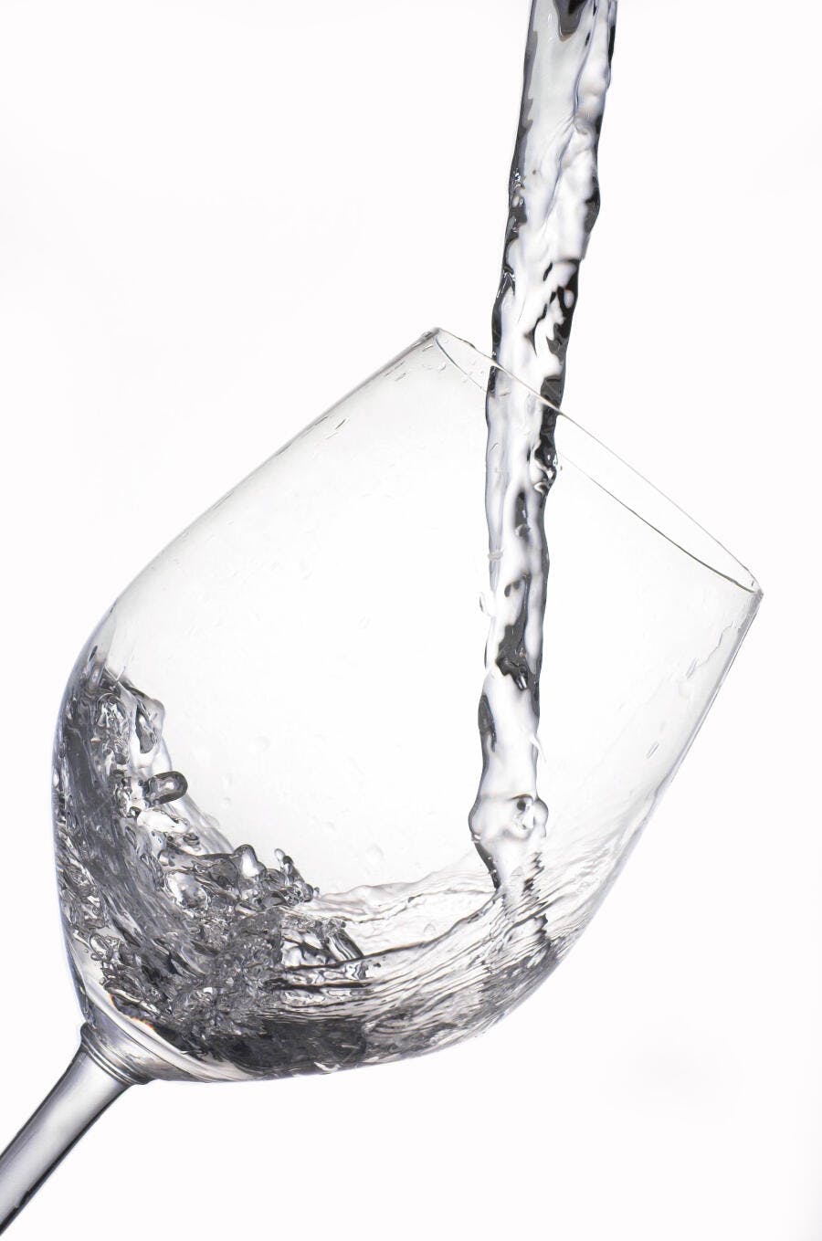 Água sendo despejada em taça de vinho